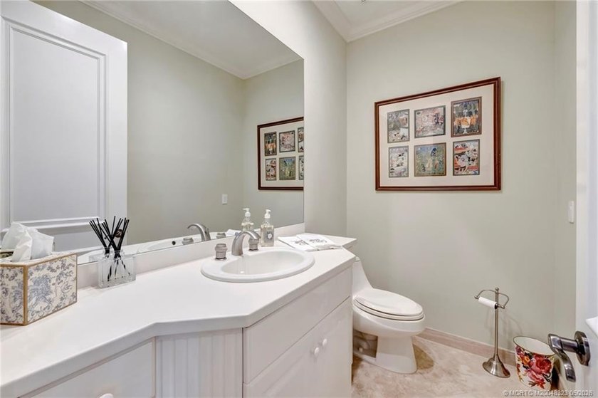 This elegant Sailfish Point estate is ideally positioned on the - photo 39
