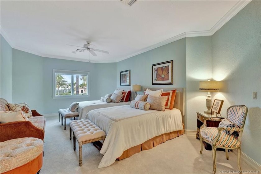 This elegant Sailfish Point estate is ideally positioned on the - photo 41