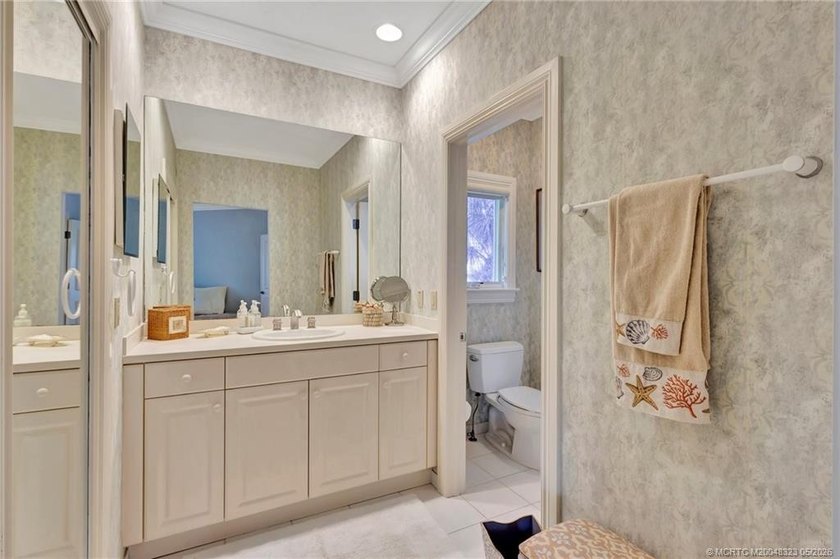 This elegant Sailfish Point estate is ideally positioned on the - photo 42