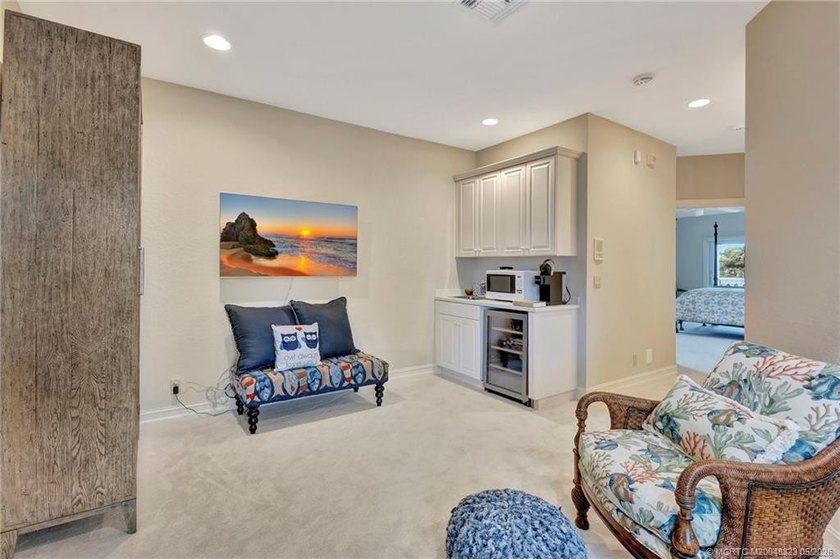 This elegant Sailfish Point estate is ideally positioned on the - photo 43