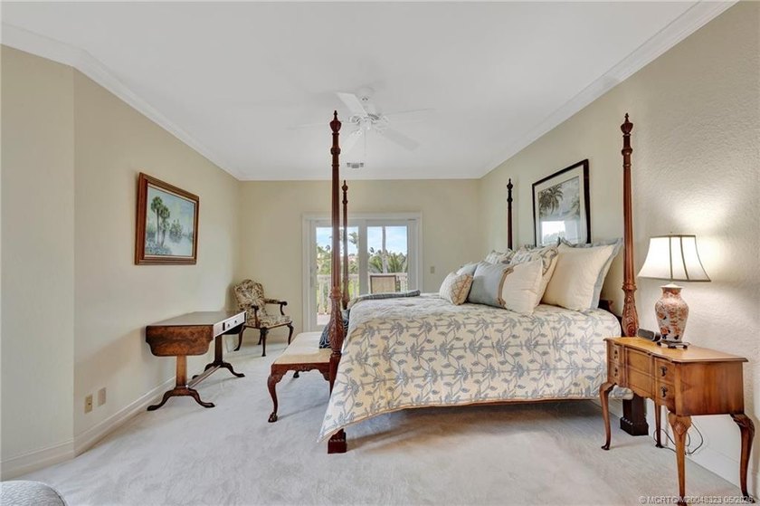 This elegant Sailfish Point estate is ideally positioned on the - photo 44