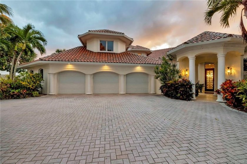 This elegant Sailfish Point estate is ideally positioned on the - photo 47