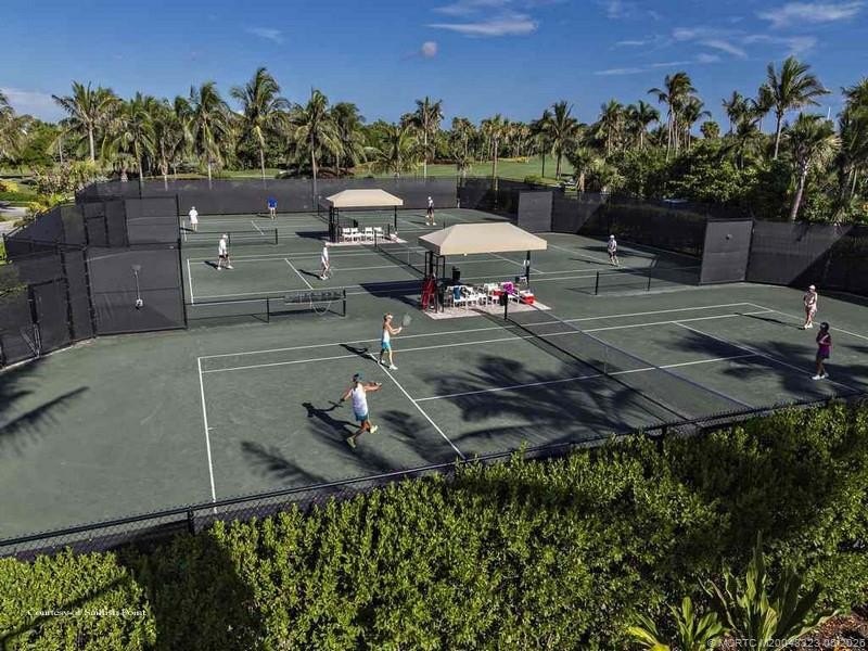 This elegant Sailfish Point estate is ideally positioned on the - photo 60