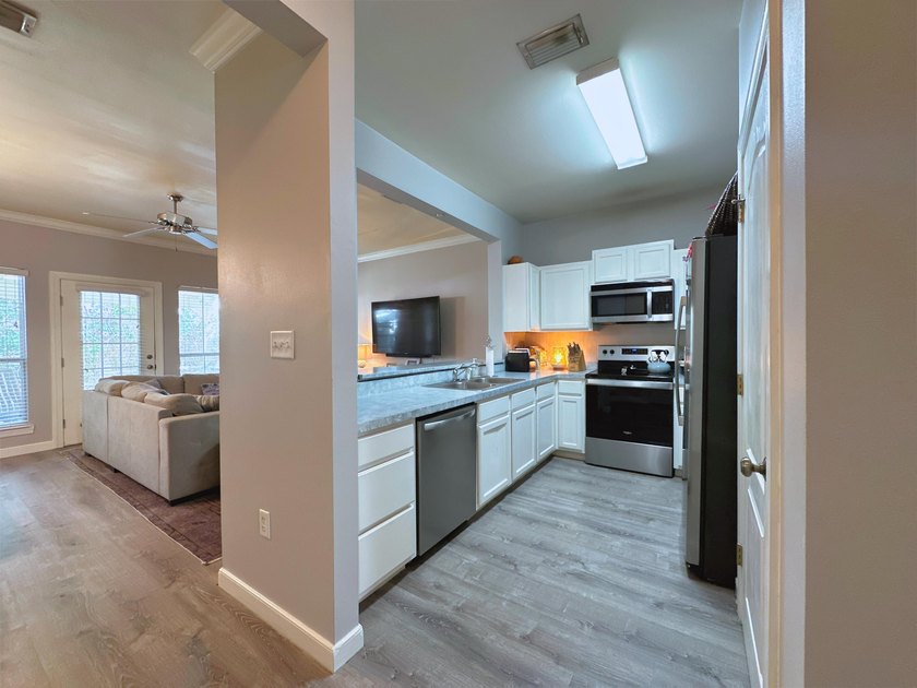 Located just off Main Street in Destin - this 3 bed, 2 bath - photo 15