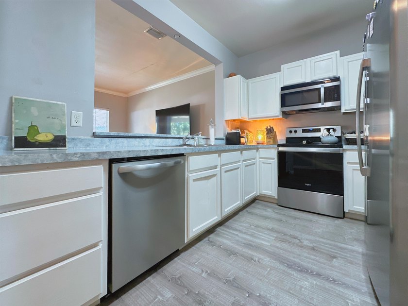 Located just off Main Street in Destin - this 3 bed, 2 bath - photo 17