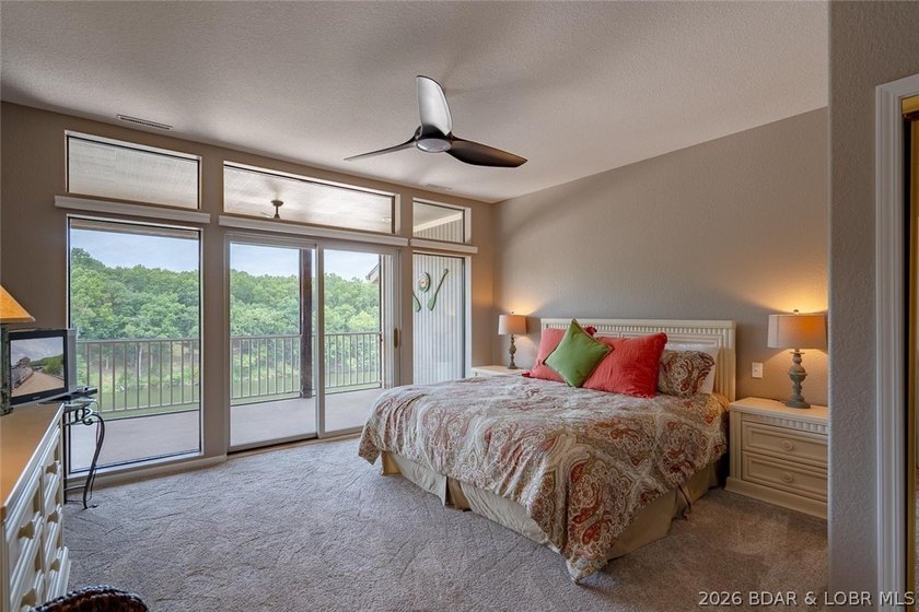 This top-floor Lazy Days condo shows like brand new and is being - photo 20