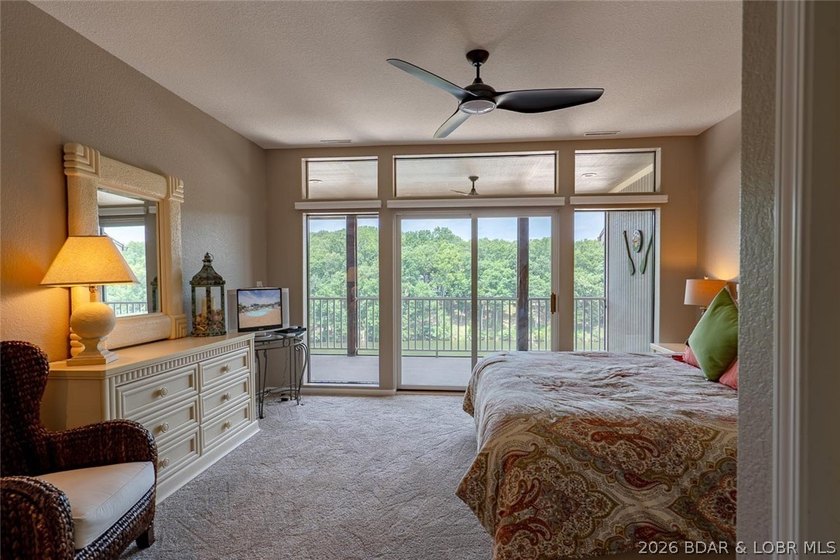 This top-floor Lazy Days condo shows like brand new and is being - photo 21