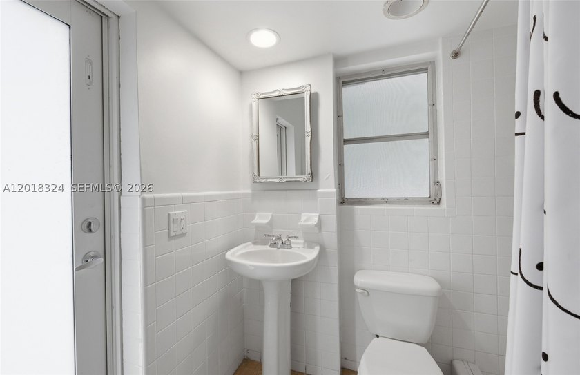Beautifully maintained 4-bedroom, 3.5-bath pool home located in - photo 31