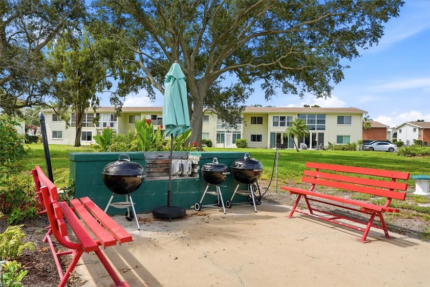 Virtually Staged. END UNIT. BEAUTIFULLY UPDATED. MOVE-IN READY - photo 31