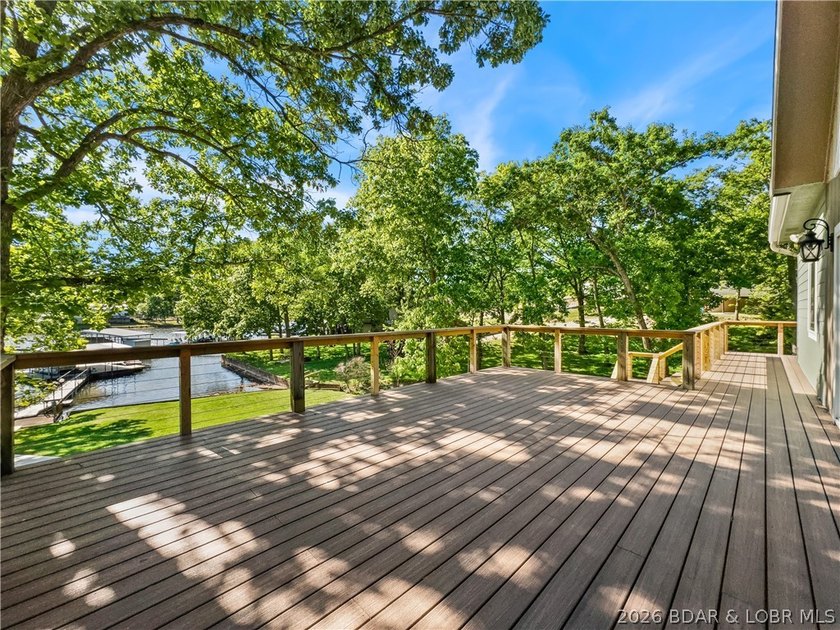 EXTREMELY MOTIVATED SELLER. Nearly flat lakefront yard, acreage - photo 4