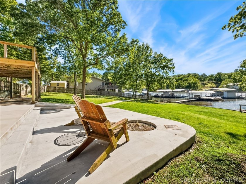 EXTREMELY MOTIVATED SELLER. Nearly flat lakefront yard, acreage - photo 5