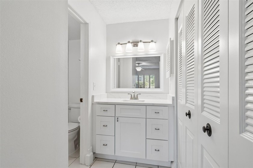 Welcome to Trafalgar Square and this updated 2-bedroom - photo 12