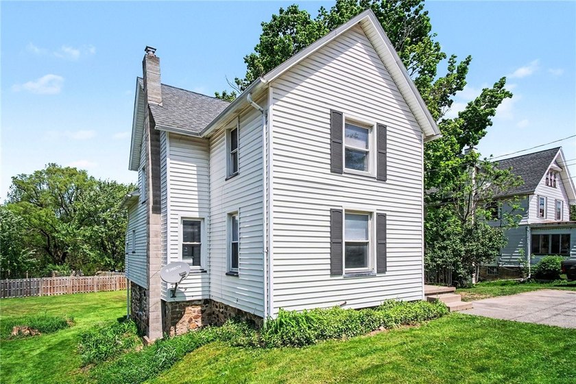 Turnkey investment opportunity or ideal owner-occupied duplex! - photo 2