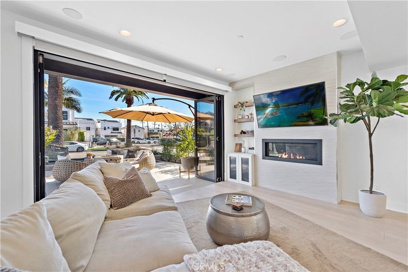 Located in the heart of Corona del Mar Village, this home - photo 15