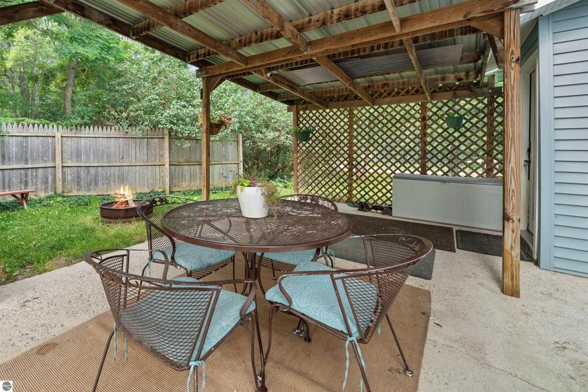 Enjoy the peace and privacy of country living with this charming - photo 22