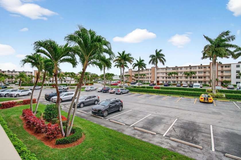 CENTURY VILLAGE--SUPER ACTIVE ADULT COMMUNITY! The heart of Boca - photo 4