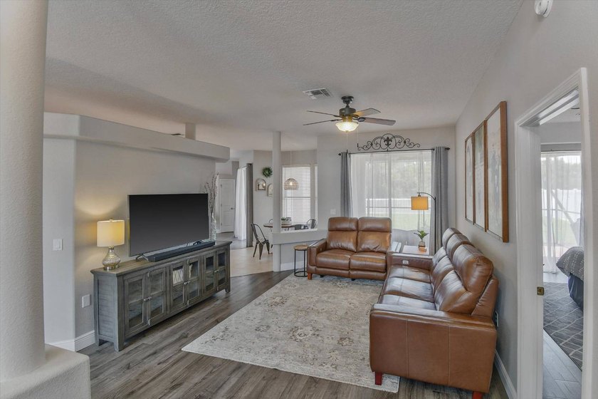 METICULOUSLY RENOVATED &amp; MOVE-IN READY! Welcome to this stunning - photo 4