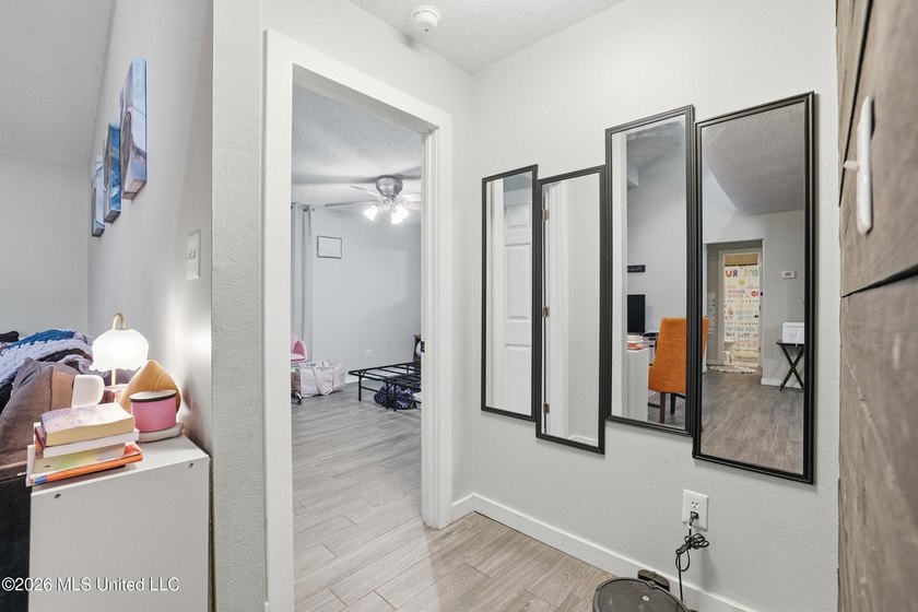 Welcome to your beautifully updated 3-bedroom, 2-bathroom home - photo 17