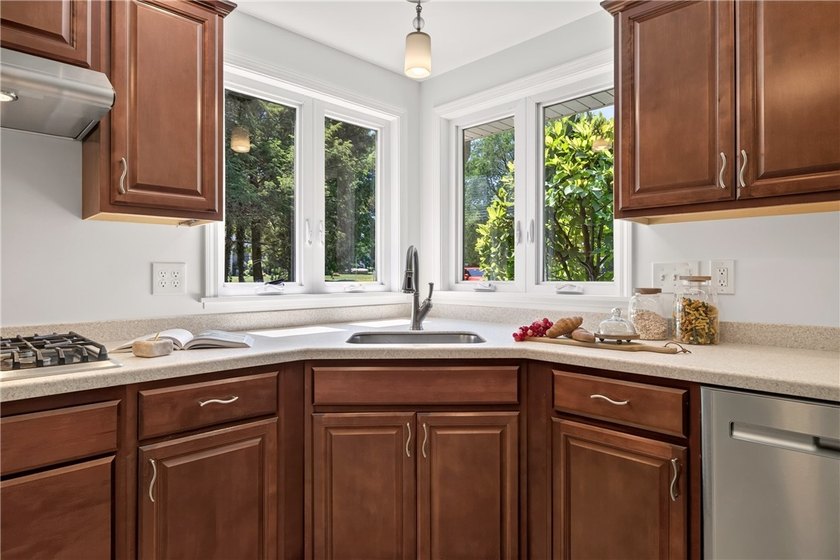Welcome to 490 Van Voorhis Ave! Offered for the first time in - photo 20