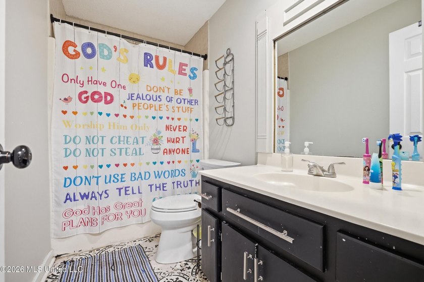 Welcome to your beautifully updated 3-bedroom, 2-bathroom home - photo 26