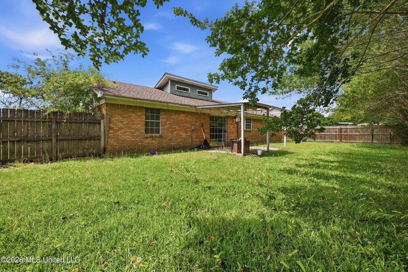Welcome to your beautifully updated 3-bedroom, 2-bathroom home - photo 32