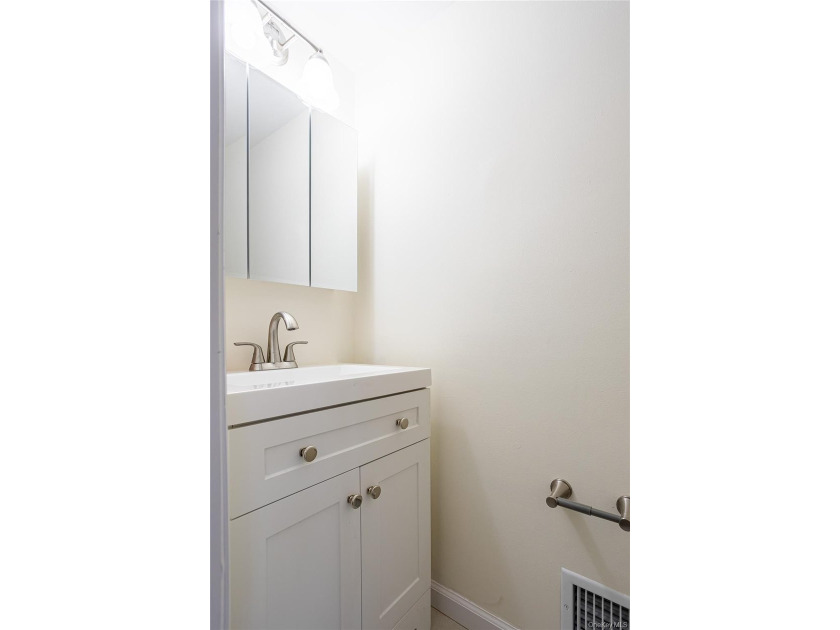 Move right into this three-bedroom, 2.5-bath townhouse with a - photo 12