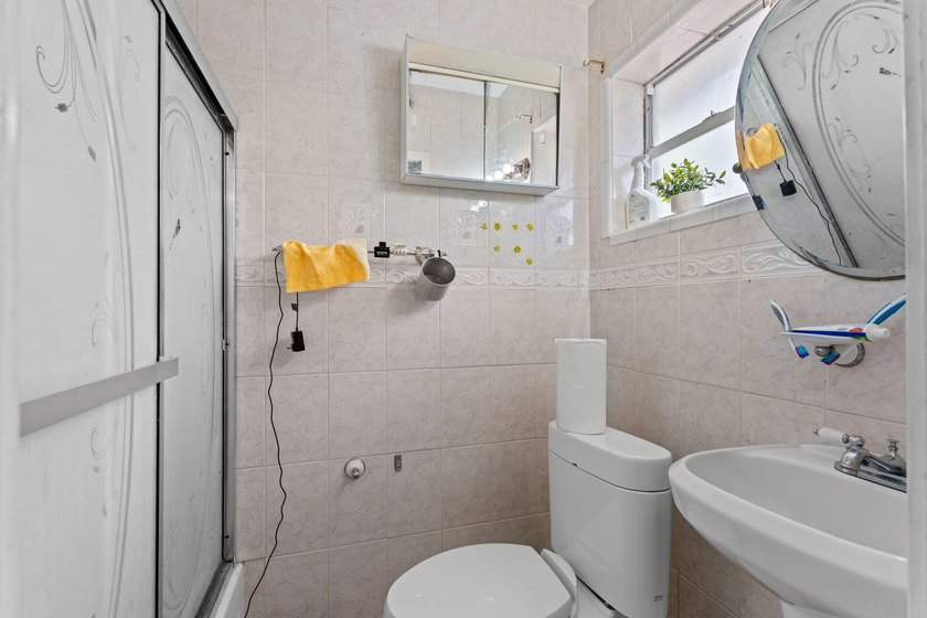 Discover this beautifully maintained 4-bedroom, 2-bathroom - photo 15