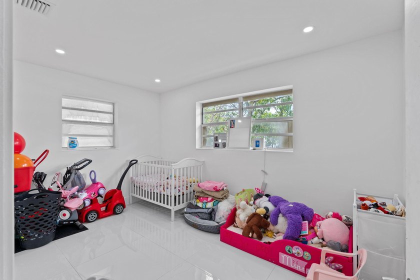 Discover this beautifully maintained 4-bedroom, 2-bathroom - photo 16