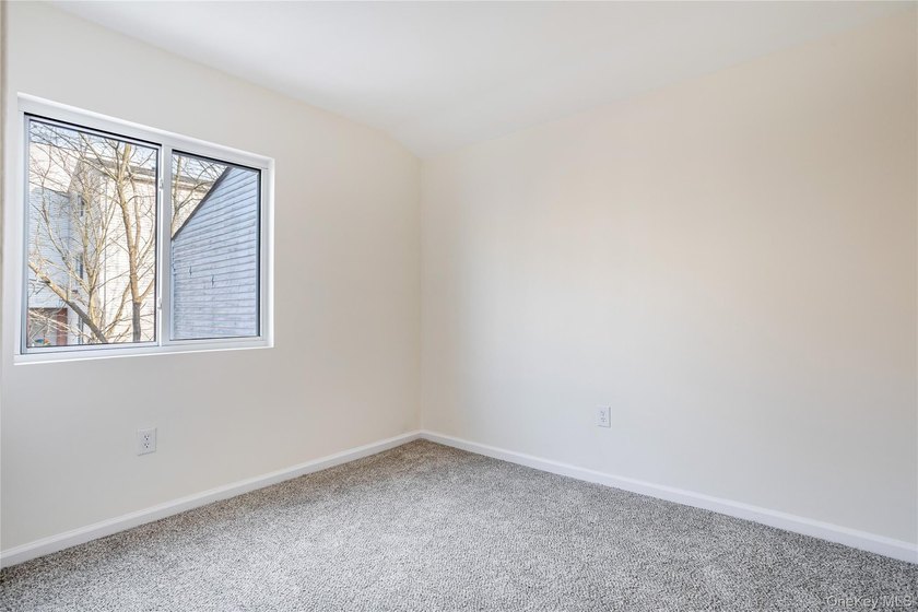 Move right into this three-bedroom, 2.5-bath townhouse with a - photo 20