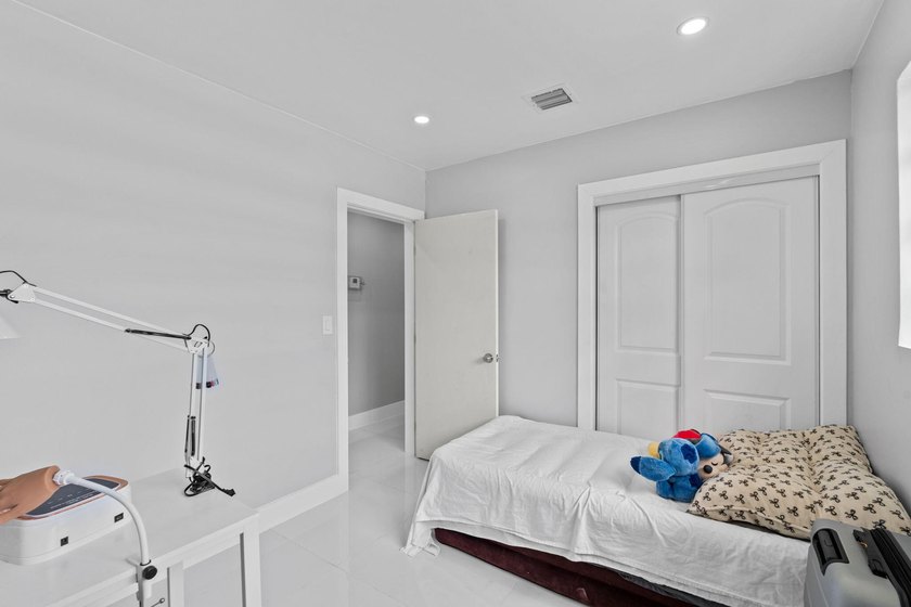 Discover this beautifully maintained 4-bedroom, 2-bathroom - photo 20