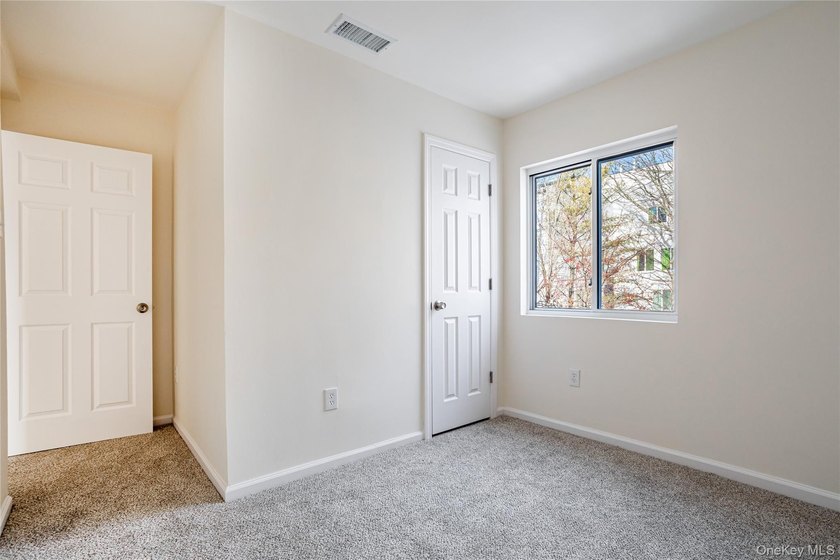 Move right into this three-bedroom, 2.5-bath townhouse with a - photo 21