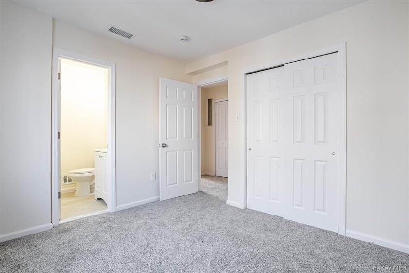 Move right into this three-bedroom, 2.5-bath townhouse with a - photo 25