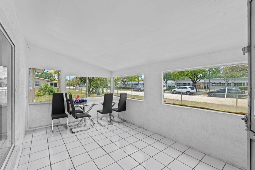 Discover this beautifully maintained 4-bedroom, 2-bathroom - photo 26