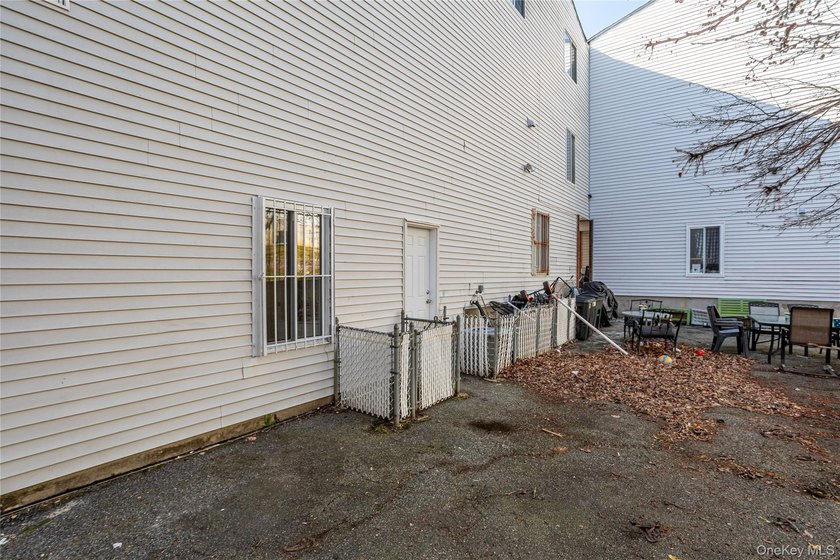 Move right into this three-bedroom, 2.5-bath townhouse with a - photo 27