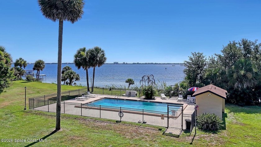 RIVERFRONT LIVING AT ITS FINEST! This stunning ground floor - photo 4