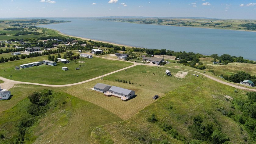 Whether you're searching for a year-round residence or the - photo 34
