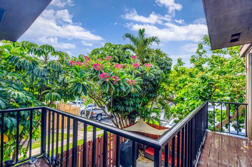 Welcome to this beautifully remodeled 2 bedroom, 1.5 bathroom - photo 35