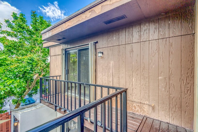 Welcome to this beautifully remodeled 2 bedroom, 1.5 bathroom - photo 36