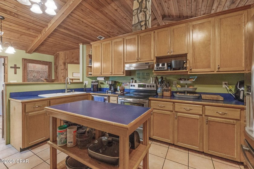 Two Homes!! Beautiful 6.69-acre estate offering a main residence - photo 7