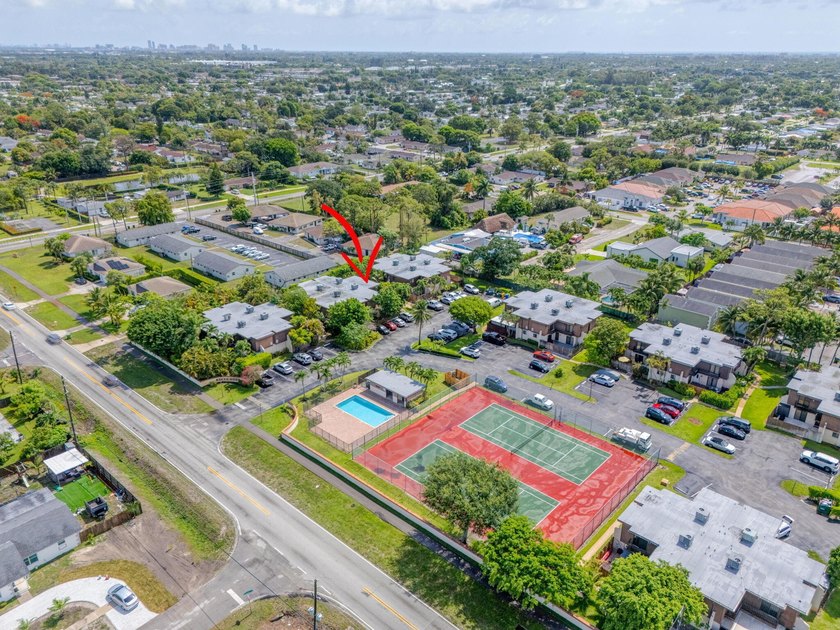 Welcome to this beautifully remodeled 2 bedroom, 1.5 bathroom - photo 41