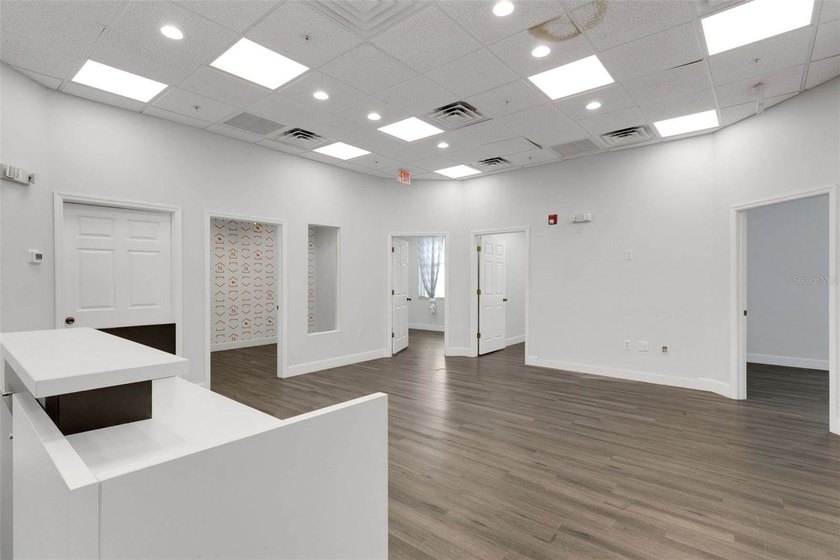 ** EIGHT BIG OFFICES WITH GREAT LOCATION, AWESOME OPEN-PLAN - photo 3