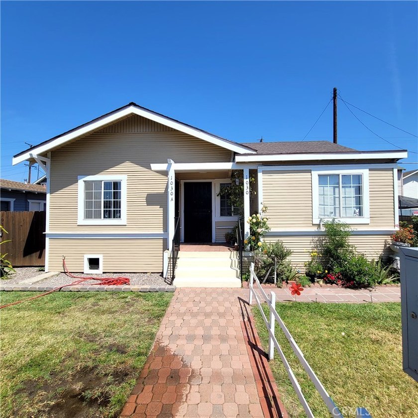 Quaint 2 Front units. The 3 bedroom back unit is a separate - photo 2