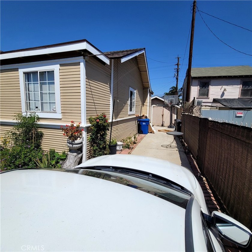 Quaint 2 Front units. The 3 bedroom back unit is a separate - photo 3