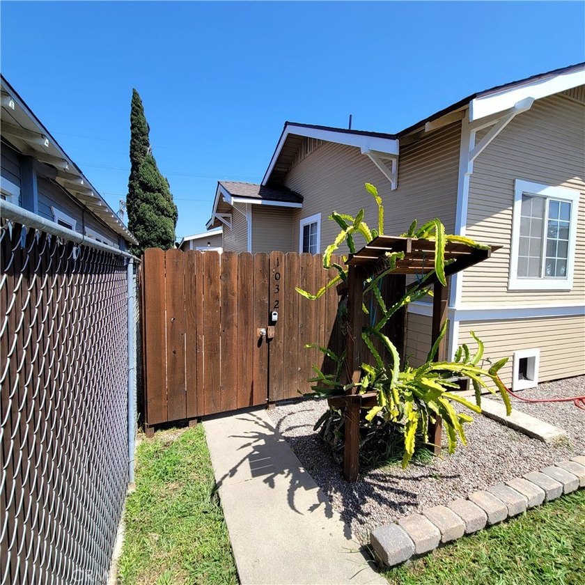 Quaint 2 Front units. The 3 bedroom back unit is a separate - photo 4