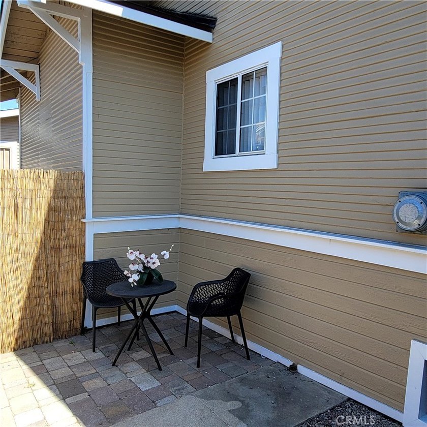 Quaint 2 Front units. The 3 bedroom back unit is a separate - photo 5
