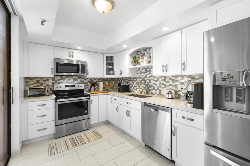 Welcome to this exceptional garden apartment, a rare find with - photo 15