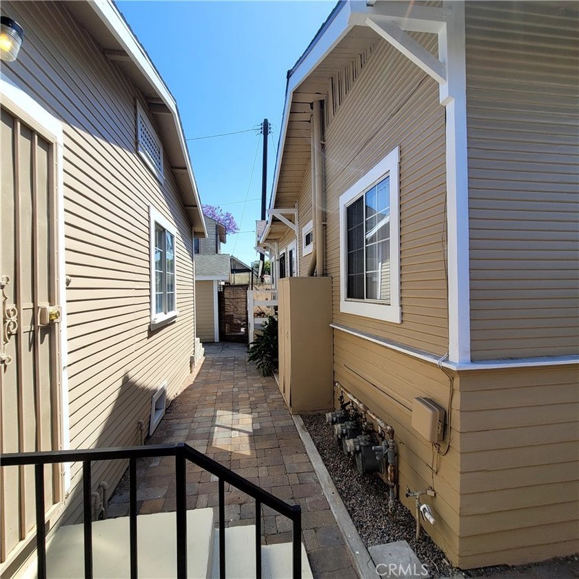 Quaint 2 Front units. The 3 bedroom back unit is a separate - photo 6