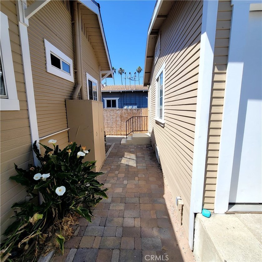 Quaint 2 Front units. The 3 bedroom back unit is a separate - photo 7