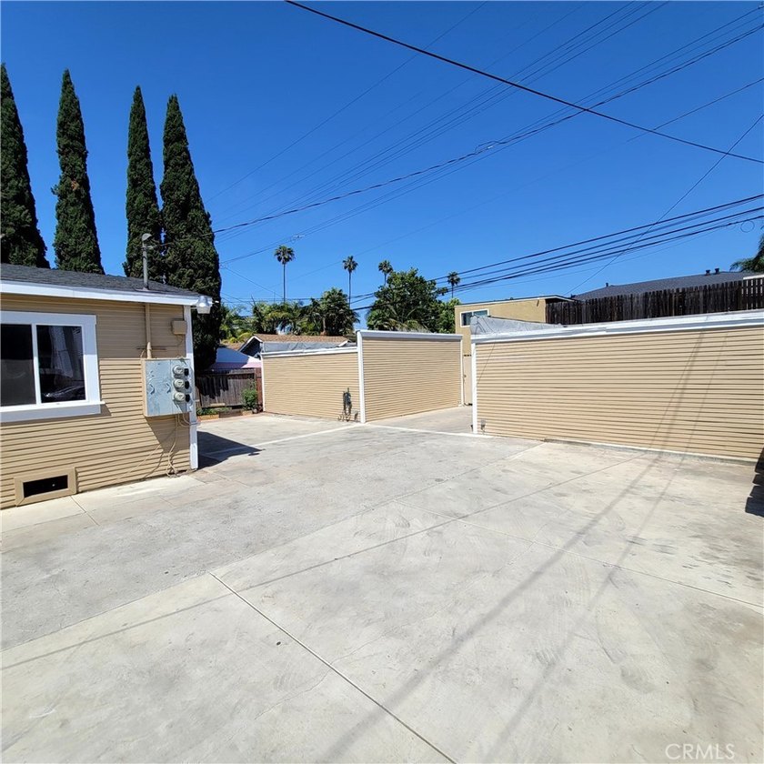 Quaint 2 Front units. The 3 bedroom back unit is a separate - photo 8