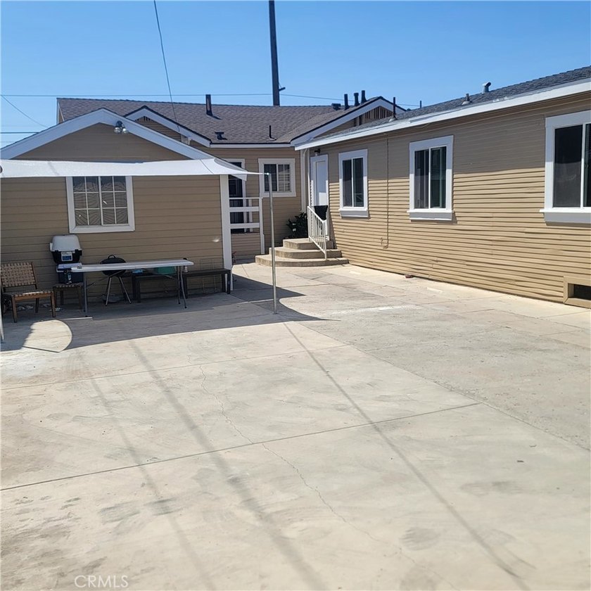 Quaint 2 Front units. The 3 bedroom back unit is a separate - photo 9